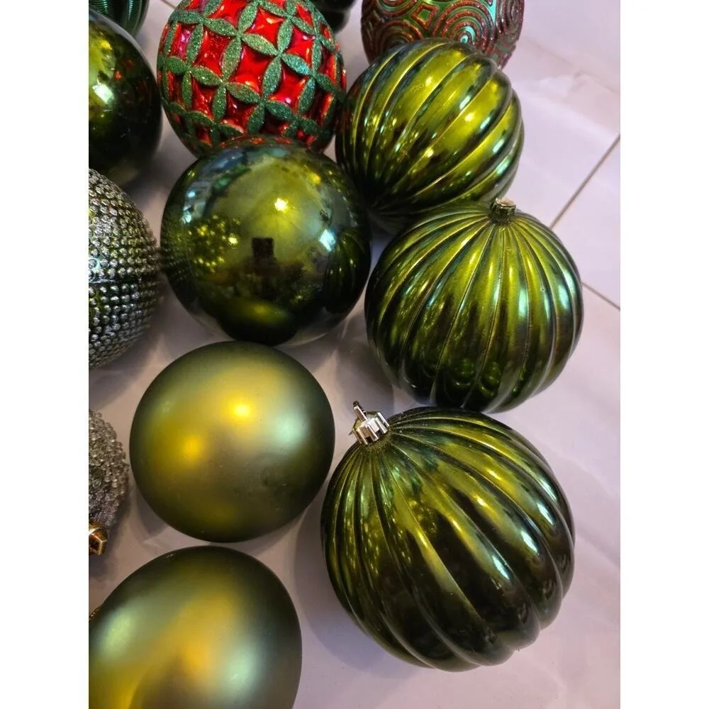 HOLIDAY TIME 18‎ SHATTERPROOF HANGING ORNAMENTS ROUND BALLS Green